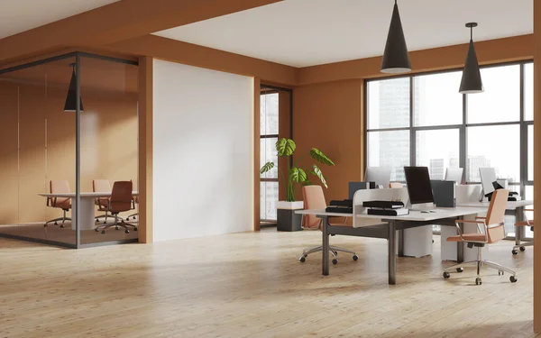 Ecke Des Stilvollen Großraumbüros Mit Orangefarbenen Wänden Holzboden Und Großem — Stockfoto