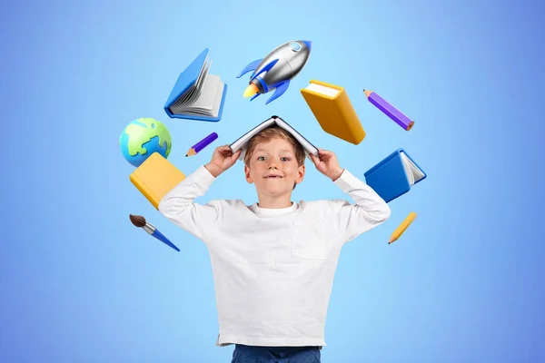 Usmívající Dítě Dívá Kamery Knihou Hlavě Různé Vzdělávací Ikony Knihami — Stock fotografie