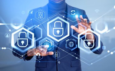 Siyah iş adamı elleri sanal ekranda güvenlik kilidine dokunur, dijital simgelerle holograma. Dünya çapında siber güvenlik ve bilgi koruması. Veri gizliliği kavramı