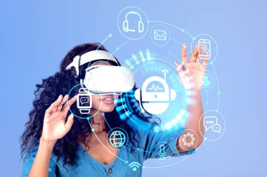 VR gözlükleriyle çalışan siyahi genç bir kadın, mor arka planda sohbet robotu hologramına dokunan eller, metaevrende sosyal ağ. Yapay zeka kavramı