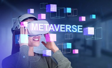 Video kameralarında çalışan mutlu kadın, bilgi alanlarının hologramı, metaevrendeki renkli veri blokları. Gelecekçi teknoloji ve sanal gerçeklik kavramı