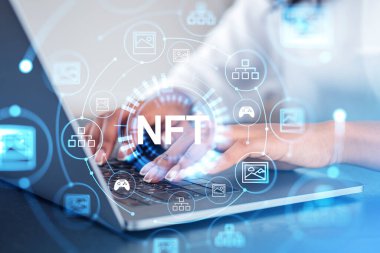 İş kadını dizüstü bilgisayar kullanıyor, NFT dijital simgelerle parlayan gövde hologramı. Sanat ve oyun gelişimi. Sanal sanat kavramı