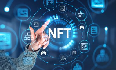 Kadın, NFT hud hologramı ve dijital simgelerle sanal ekrana dokunuyor. Yaratmak ve satmak. Kriptoman kavramı.