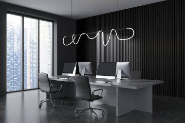 Karanlık ofis içinin köşesinde bilgisayarlı masalar, panoramik pencereler, klasörlü raflar ve çanak çömlek, ahşap bölme ve beton zemin. Birlikte çalışma konsepti. 3d oluşturma