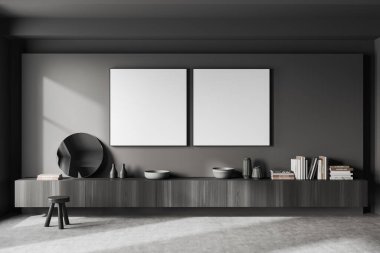 Uzun siyah ahşap şifoniyeri ve sanat süslemeleri olan, gri beton zeminde taburesi olan karanlık bir galeri. Arka arkaya iki tane poster. 3B görüntüleme