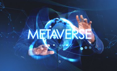 Siyah iş adamı elleri dünya küresine dokunur ve parlayan çizgiler birbirine bağlanır. Fütürist teknoloji ve metaevren. Küresel ağ kavramı