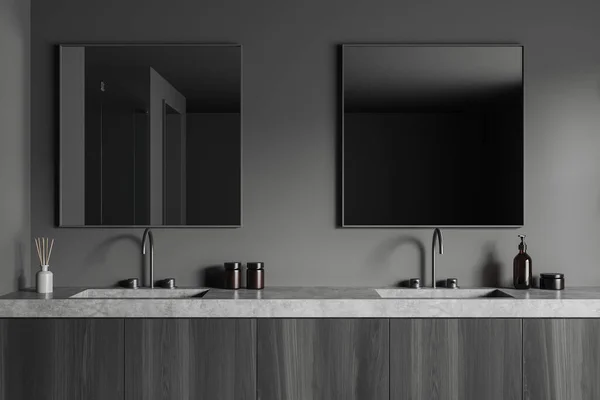 Interiér Tmavé Koupelny Dvojitým Umyvadlem Dvěma Čtvercovými Zrcadly Betonová Paluba — Stock fotografie