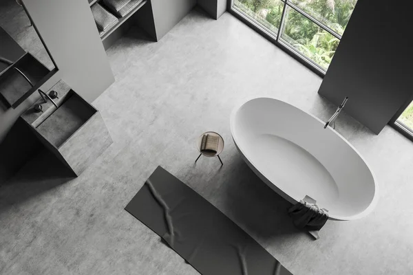 灰色混凝土地板上有水池和浴缸的黑暗浴室内部的顶部视图 在热带地区有毛巾和全景窗的凳子 3D渲染 — 图库照片