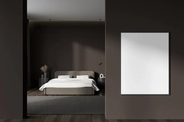 Inredningssäng Mörkt Sovrum Med Vita Sängkläder Nattduksbord Med Minimalistisk Konstdekoration — Stockfoto