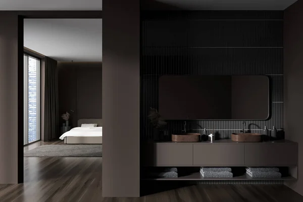 黑暗的酒店工作室内部与双水池和镜子 床上的地毯和硬木地板 新加坡城市全景窗口 3D渲染 — 图库照片