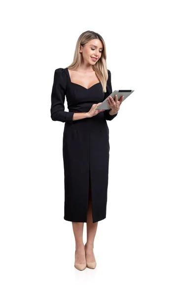 Geschäftsfrau Schwarzen Kleid Mit Einem Glücklichen Lächeln Tippt Ein Tablet — Stockfoto