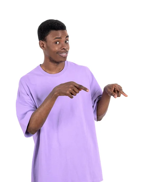 穿着紫色衬衫的年轻黑人微笑着 手指指向侧面 被白色的背景隔离了要约和建议的概念 — 图库照片