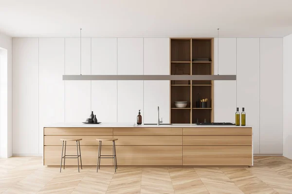 Interior Dapur Putih Dengan Pulau Bar Dan Kursi Lantai Kayu — Stok Foto