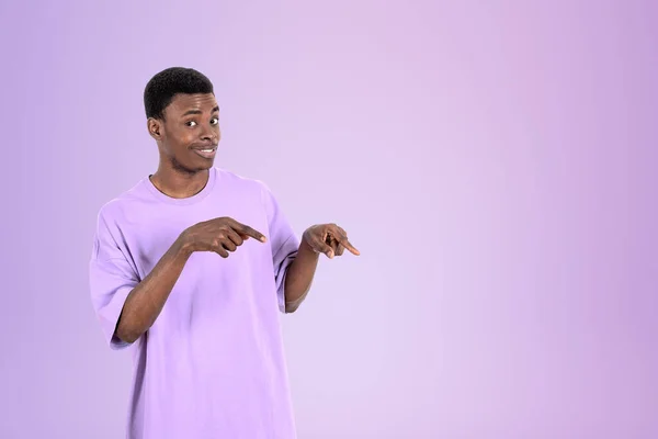 カジュアルウェアを身に着けているアフリカ系アメリカ人実業家は 背景に空の紫色の壁の近くの指で指摘している モデル 成功したビジネス人 ショー プレゼンテーションの概念 — ストック写真