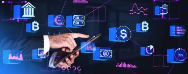 Tanımlanamayan iş adamının elleri bulanık ofiste akıllı telefon kullanıyor ve iki kez merkezi olmayan döviz arayüzü kullanıyor. Kripto para birimi kavramı