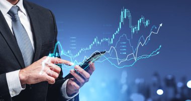 İşadamı parmaklarıyla akıllı telefona dokunuyor, ön ekran hud, yükselen ok ve dijital grafikle çifte pozlama yapıyor. Çevrimiçi ticaret, borsa ve para kavramı