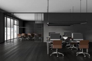 Gri duvarları, koyu ahşap zemini, arka planda sandalyeleri ve toplantı odası olan bilgisayar masaları olan modern açık uzay ofisinin içi. 3d oluşturma