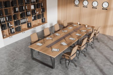 Beyaz ve ahşap duvarları olan modern toplantı odasının üst görüntüsü, beton zemin, sandalyeli ve saatli uzun konferans masası. 3d oluşturma