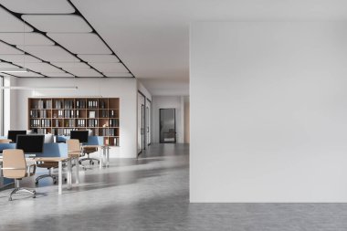 Beyaz ofisin içinde masa ve koltuklar, bilgisayar var. Koridorlu ortak çalışma alanı, klasörlü raf, gri beton zemin. Boş bölmeyi düzenle. 3B görüntüleme