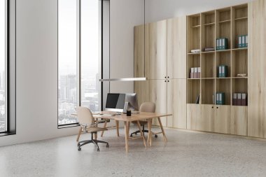 Beyaz duvarları, beton zemini, iki bilgisayar masası ve klasörlü ahşap kitaplığı olan şık CEO ofisinin köşesi. 3d oluşturma
