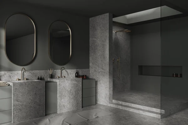 Çift Lavabolu Duşlu Modern Karanlık Banyo Podyumda Yan Görüş Lavabosu — Stok fotoğraf
