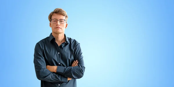Concentrated Businessman Blue Shirt Looking Camera Arms Crossed Empty Copy — Stock Photo, Image