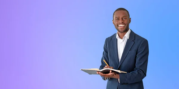 ノートとペンを保持し 紫色の壁の近くに立ってエレガントなスーツで陽気な若いアフリカ系アメリカ人ビジネスマンの肖像画 計画の概念 スペースのコピー — ストック写真
