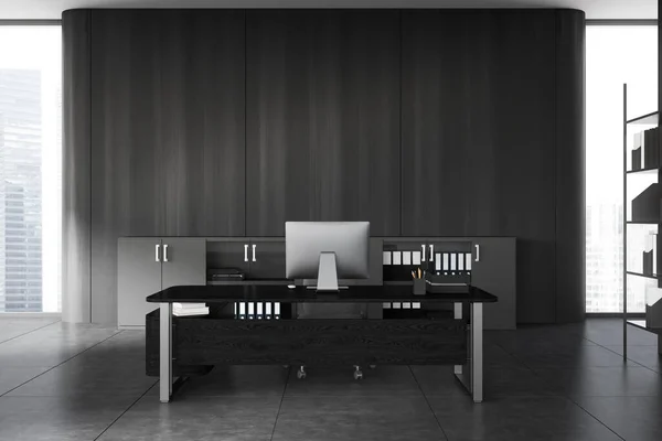 テーブルの上のPcコンピュータ グレーのタイルコンクリート床と黒のCeoルームのインテリア パノラマの窓とサイドボードを備えたスタイリッシュな職場デザイン 空の壁をコピーします 3Dレンダリング — ストック写真