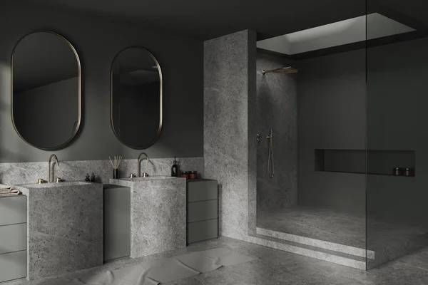 Çift Lavabolu Duşlu Modern Karanlık Banyo Podyumda Yan Görüş Lavabosu — Stok fotoğraf