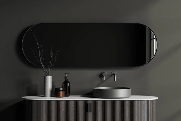 Graues Badezimmer Mit Waschbecken Und Ovalem Runden Horizontalspiegel Grauem Betonwaschbecken — Stockfoto