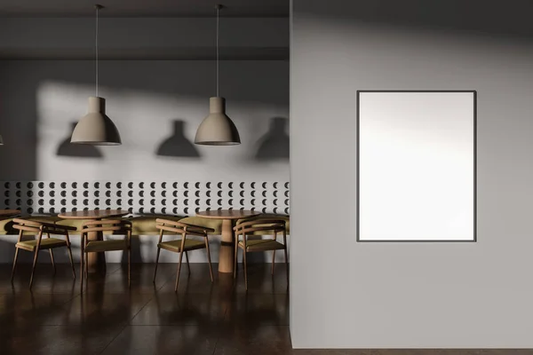 灰色咖啡馆内部有椅子和桌子 棕色瓷砖地板 现代饮食和休闲空间与木制家具 在隔板上装饰帆布海报 3D渲染 — 图库照片