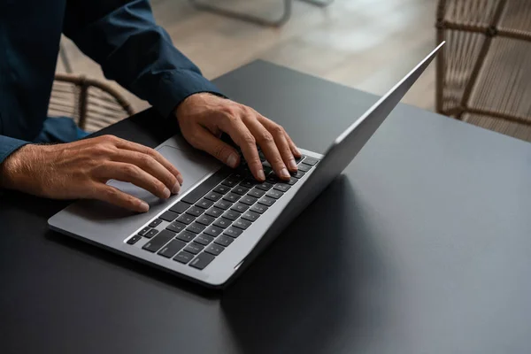 Mavi Gömlekli Adamının Elleri Siyah Masada Dizüstü Bilgisayar Kullanıyor Teknoloji — Stok fotoğraf