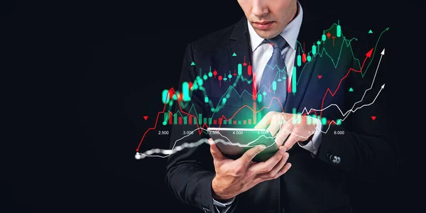 商人的手指触摸平板电脑 股票市场的烛台和图形箭头上升 外汇动态与虚拟图表 网上交易和股票市场研究的概念 — 图库照片