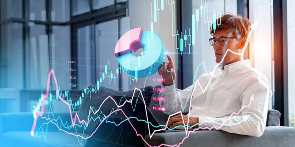 ビジネスマンの指はパイチャートに触れ インフォグラフィックと上昇する燭台で二重の露出がありました 金融アナリスト ビジネスデータの概念 — ストック写真