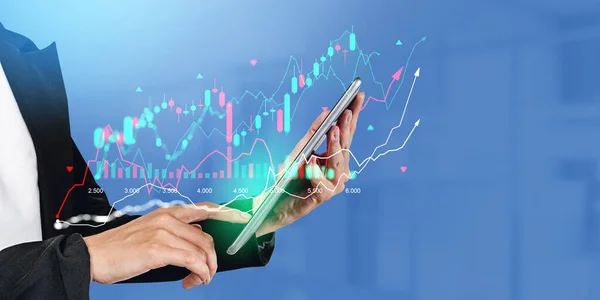 青い背景の上に財務グラフとタブレットコンピュータを使用して認識できないビジネスマンの手 株式市場とオンライン取引プラットフォームの概念 財務指標は上昇し — ストック写真