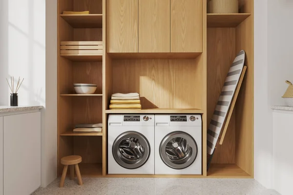 Çamaşır Odası Lavabo Çamaşır Makinesi Rafta Havluyla Ütü Masası Olan — Stok fotoğraf