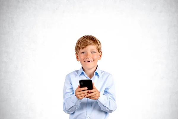 파란색 셔츠를 아이가 스마트 사용하여 콘크리트 배경에 미디어와 의사소통의 — 스톡 사진