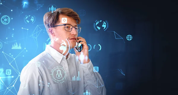 一个严肃的欧洲商人用智能手机在蓝色背景下与区块链接口双重曝光的肖像 加密货币的概念 — 图库照片