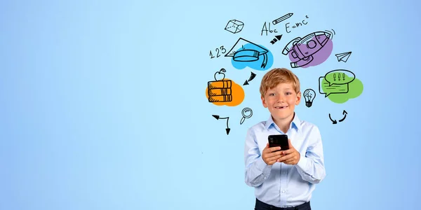 Portrét Usměvavého Chlapečka Držícího Smartphone Nad Modrým Pozadím Kreslenými Ikonami — Stock fotografie