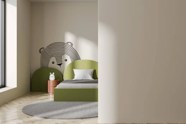 Interieur Des Stilvollen Kinderzimmers Mit Weißen Wänden Holzboden Gemütlichem Grünen — Stockfoto