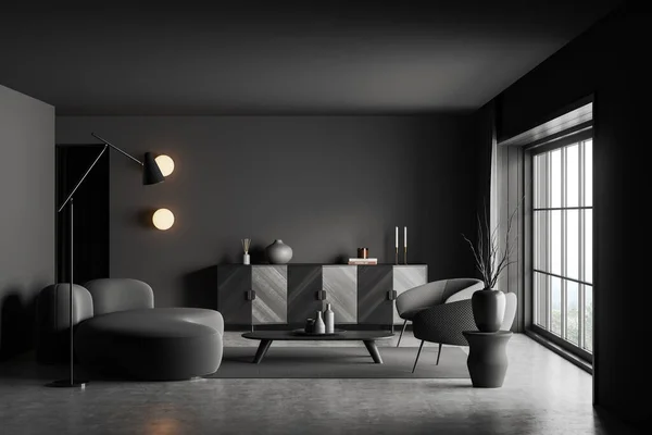 パノラマの窓 コーヒーテーブル ソファ アームチェア カーペット グレーの壁 ランプ 食器棚 コンクリート床と暗いリビングルームのインテリアのフロントビュー ミニマルデザインのコンセプト — ストック写真