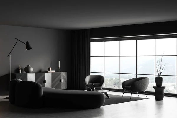 パノラマの窓 コーヒーテーブル ソファ アームチェア カーペット グレーの壁 ランプ 食器棚 コンクリート床と暗いリビングルームのインテリアのコーナービュー ミニマルデザインのコンセプト — ストック写真
