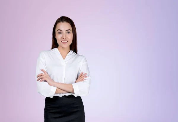 Uśmiechnięta Atrakcyjna Bizneswoman Ubrana Strój Formalny Stoi Skrzyżowaniu Ramion Przy — Zdjęcie stockowe