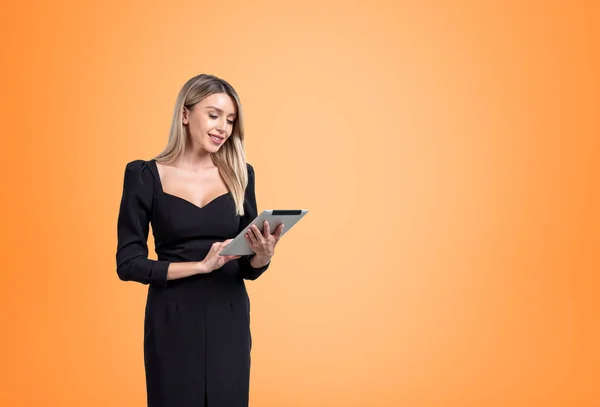 Επιχειρηματίας Μαύρο Φόρεμα Ένα Χαρούμενο Χαμόγελο Πληκτρολογώντας Στο Tablet Πορτοκαλί — Φωτογραφία Αρχείου