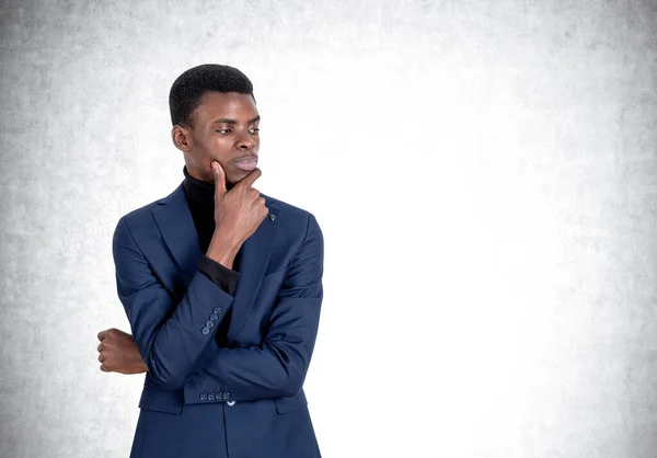 アフリカ系アメリカ人のビジネスマンが正式な着用を検討する背景には 空のコンクリート壁の近くに顎に触れて立っている モデルの概念 成功したビジネス人 ビジネスについて考える — ストック写真
