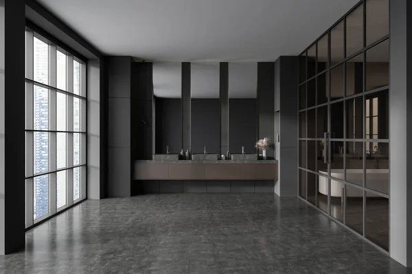 3つのミラー ガラスパーティション パノラマウィンドウ 食器棚 灰色の壁 コンクリート床 シンクの後ろにバスタブ付きの暗いバスルームのインテリアのフロントビュー 水処理の概念 3Dレンダリング — ストック写真