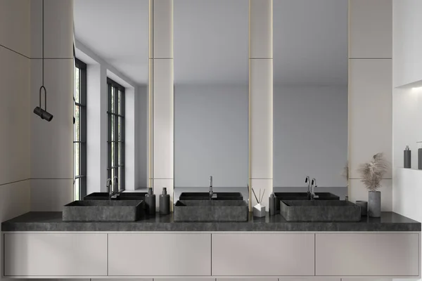 Interiér Bílé Koupelny Trojitým Umyvadlem Dlouhými Zrcadly Paluba Koupelovým Příslušenstvím — Stock fotografie