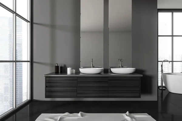 Frontansicht Auf Dunklen Badezimmerinnenraum Mit Badewanne Zwei Spiegeln Panoramafenster Grauen — Stockfoto