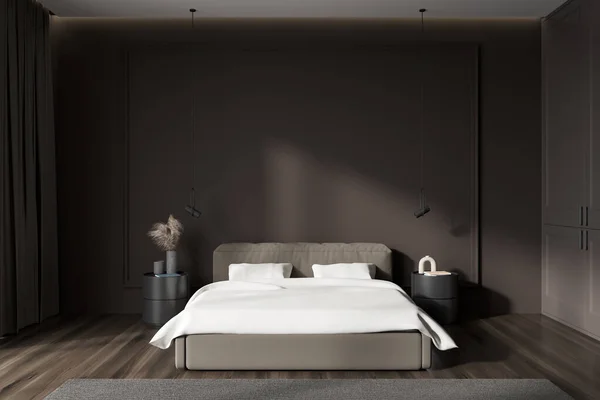空の茶色の壁 ベッド ベッドサイド ランプ 観葉植物 木製の堅木の床と暗い寝室のインテリアのフロントビュー ミニマルデザインのコンセプト 創造的なアイデアのためのスペース 3Dレンダリング — ストック写真