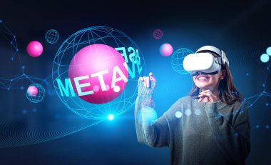 VR gözlüklü genç bir kadın dijital holograma havada süzülen, ışıldayan çizgiler ve çevrimiçi bağlantıyla dokunuyor. Gelecekçi teknoloji kavramı